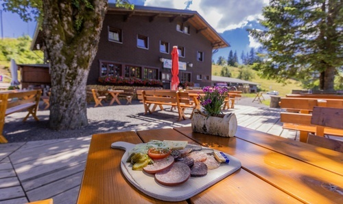 Außenaufnahme der Krunkelbachhütte mit Vesper im Vordergrund. Bild zur Verfügung gestellt von der Gemeinde Bernau. Copyright: MarkusBalkow / Gemeinde Bernau Außenaufnahme der Krunkelbachhütte mit Vesper im Vordergrund. Bild zur Verfügung gestellt von der Gemeinde Bernau. Copyright: MarkusBalkow / Gemeinde Bernau