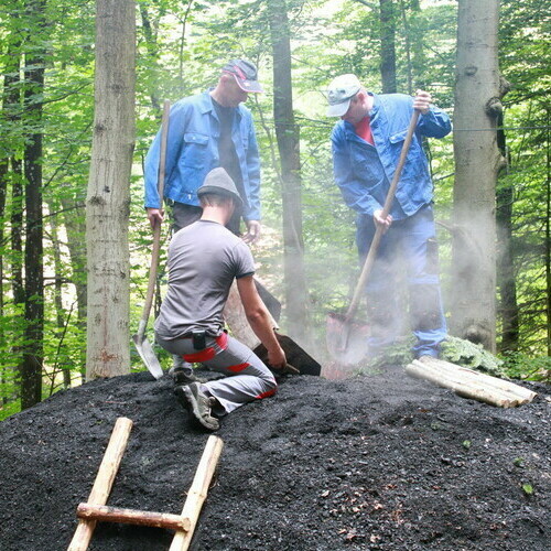 Khler in Aktion beim Kohlemeiler in Wieden