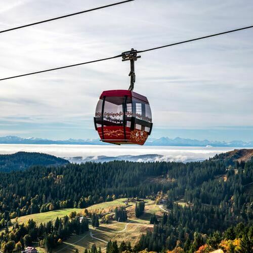 Die Feldbergbahn im Vordergrund, dahinter zu sehen sind das Herzogenhorn (1.415 m) und die Alpenkette.