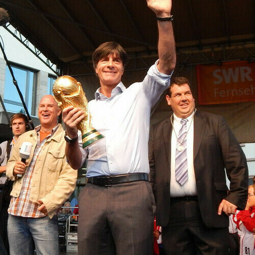 Mit dem WM Pokal war Joachim Lw nach Schnau gekommen. 