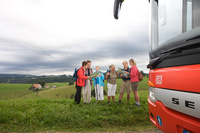Dieses Foto zeigt eine Wandergruppe vor einem Bus. Fotograf: Mesenholl, Foto zur Verfügung gestellt von der Schwarzwald Tourismus GmbH. Dieses Foto zeigt eine Wandergruppe vor einem Bus. Fotograf: Mesenholl, Foto zur Verfügung gestellt von der Schwarzwald Tourismus GmbH.