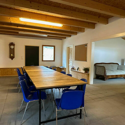 Der Tagungsraum des Freilufthauses mit Tisch&comma; St&uuml;hlen und dem Sofa&period;