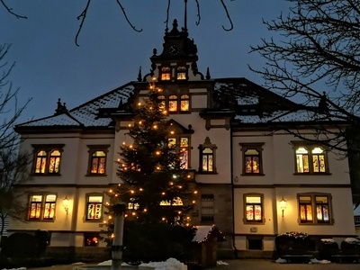 Adventskalender-Fenster im Rathaus Schnau