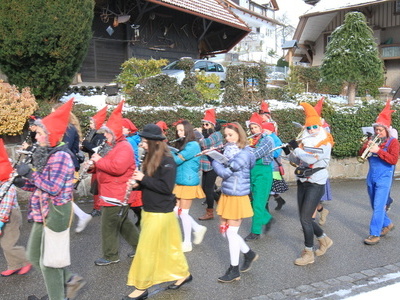 Narren und Besucher beim Kinderumzug in Sch�nau