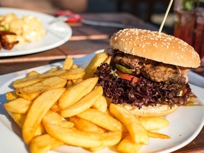 Burger mit Pommes beim Sch�nauer Stra�enfest 