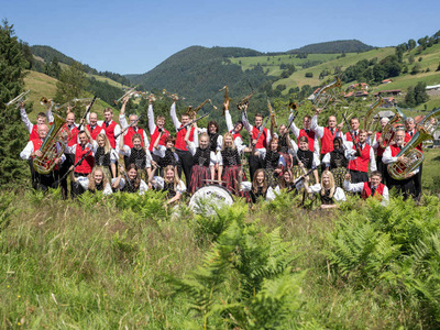 Gruppenfoto der Musiker der Trachtenkapelle Aitern in Tracht 