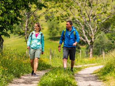 Eine Wandererin und ein Wanderer beim Wandern