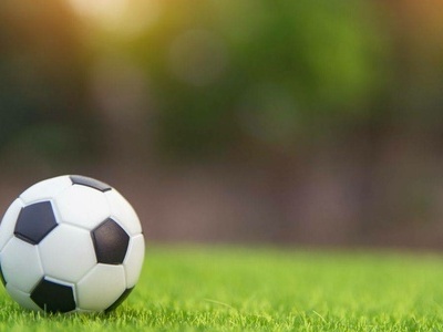 Fussball auf einem Fussballfeld