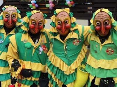 Narren am Hemdglunkiumzug mit Hemdglunkiball in Utzenfeld
