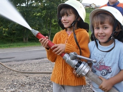 Kinder zu Besuch bei der Feuerwehr Wieden