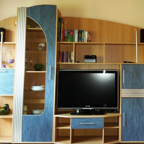 Wohnzimmer mit Sat-TV und gemütliche Couchecke - 