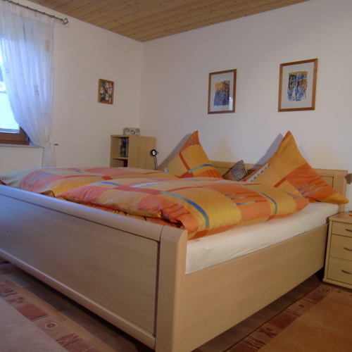 Schlafzimmer 1  mit Rolladen und sep. WC - 