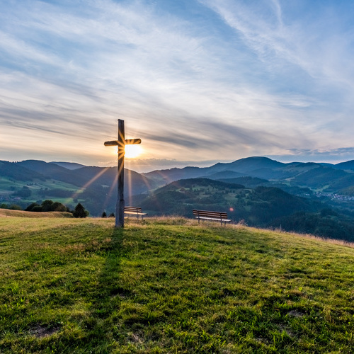 Das Holzer Kreuz unser Aussichtsplatz - nur wenige Gehminuten von uns entfernt, wunderschöne Abendstimmung 