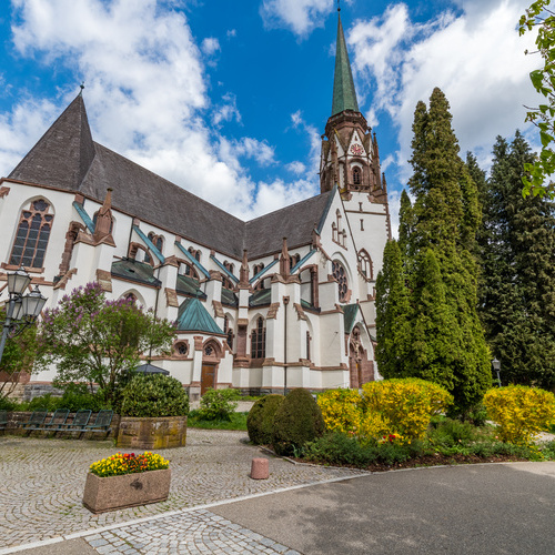 Die Kirche Maria Himmelfahrt im Stadtzentrum von Schönau, eine Geminute entfernt.  - 